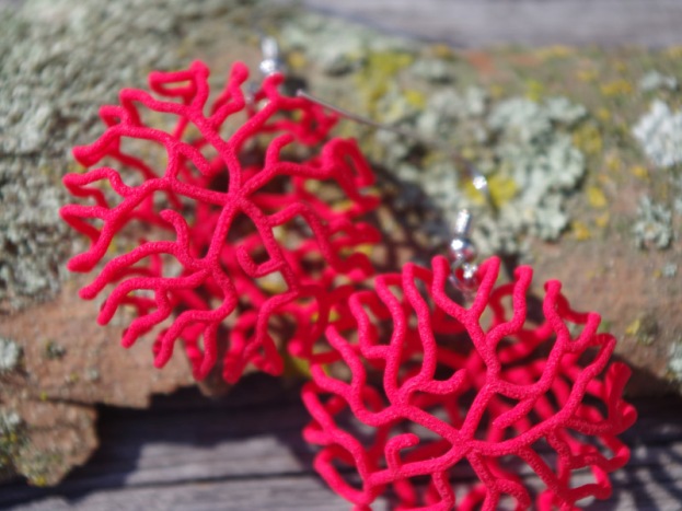 Round Coral earrings in red