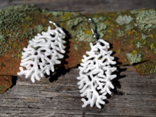 Oval Coral earrings in white
