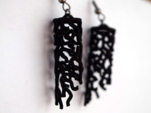 Straight Coral earrings in black