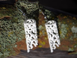 Straight Coral earrings in white