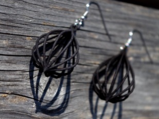 Teardrop earrings in black