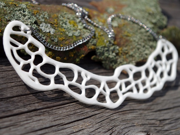 Flat Coral necklace in white